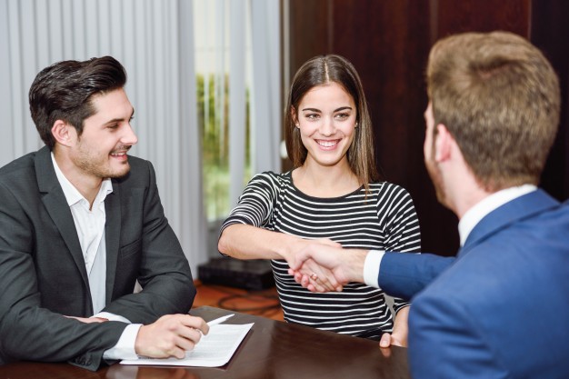 businessmen-with-the-new-employee_1139-213