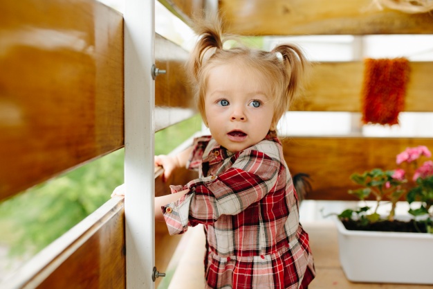 little-girl-leaning-on-a-wooden-table_1153-1283