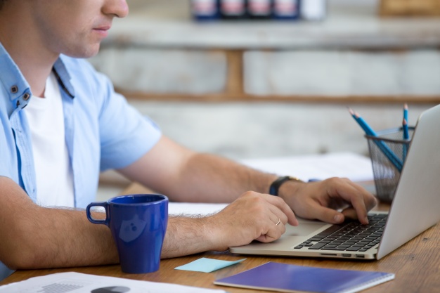 man-typing-on-a-laptop_1218-559