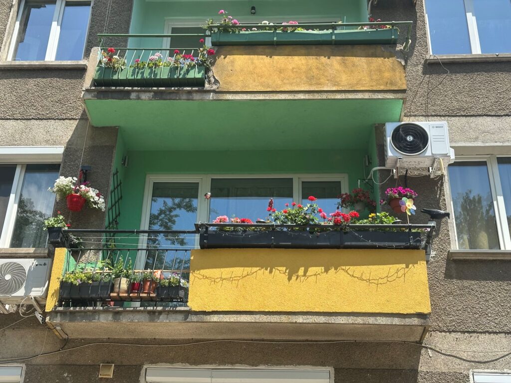 Живот в града през лятото – как да превърнем балкона в мини оазис - 1